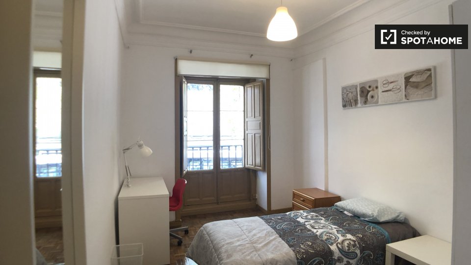 Double room Madrid, 5 beds, 100m² — photo 1