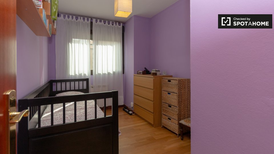 Room for rent in 3-bedroom apartment in Vicálvaro, Madrid. - in Madrid