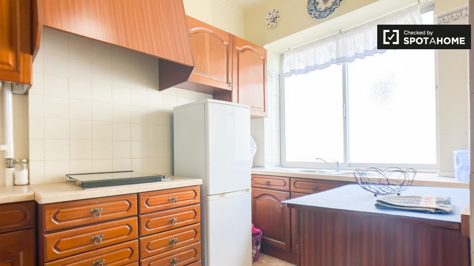 Double room Lisbon, 2 beds, 10m² — photo 12