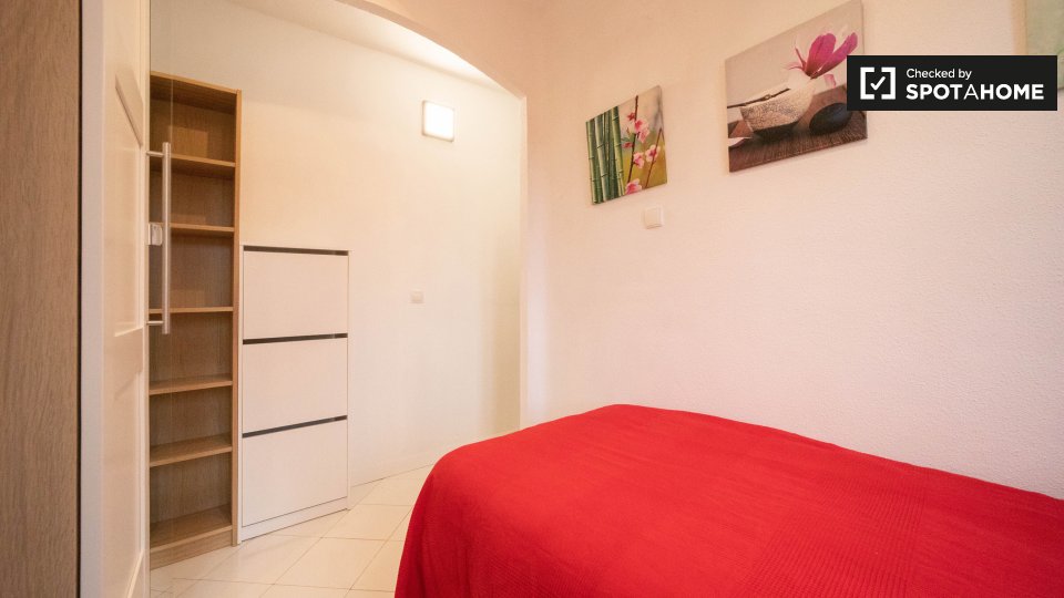 Double room Madrid, 5 beds, 110m² — photo 1