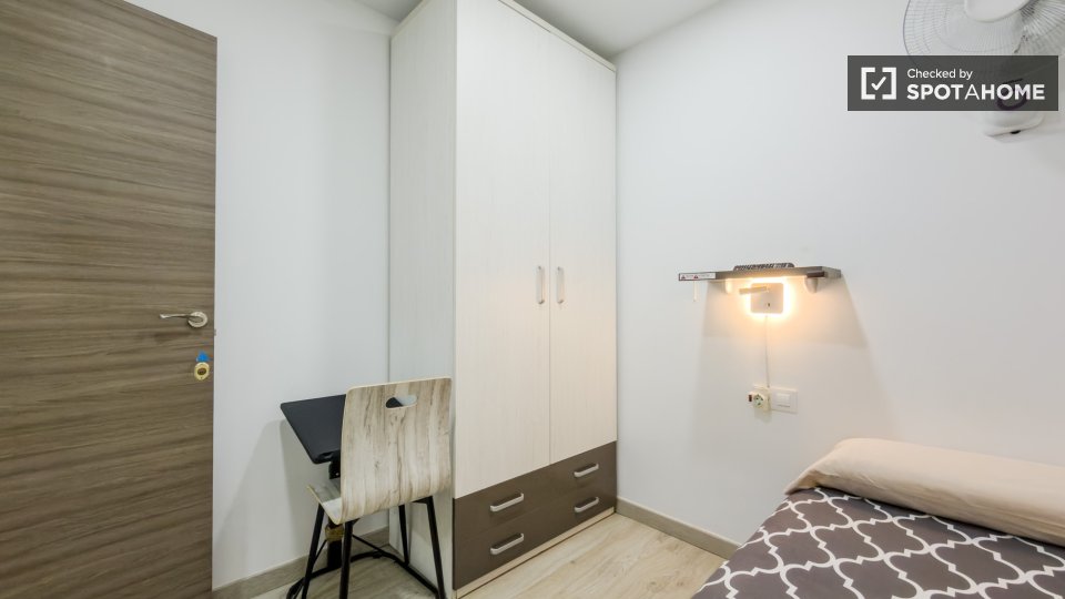 Double room Barcelona, 4 beds — photo 32