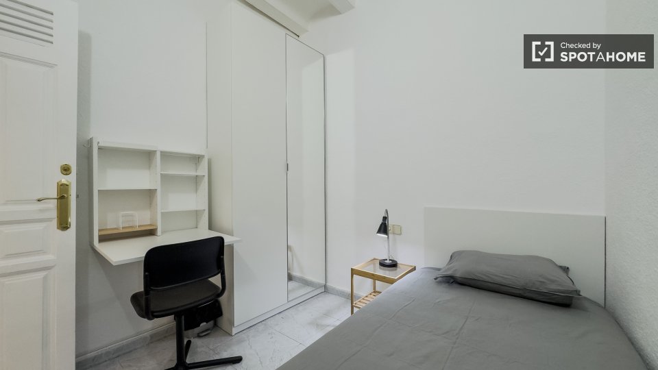 Double room Barcelona, 3 beds — photo 17