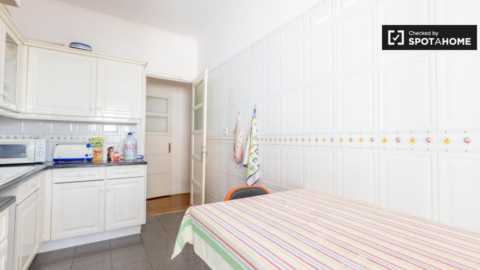 Double room Lisbon, 3 beds, 75m² — photo 9
