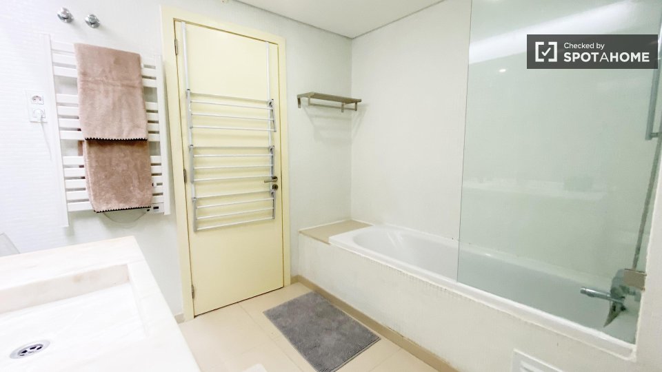 Apartment Lisbon, 1 bed, 82m² — photo 22