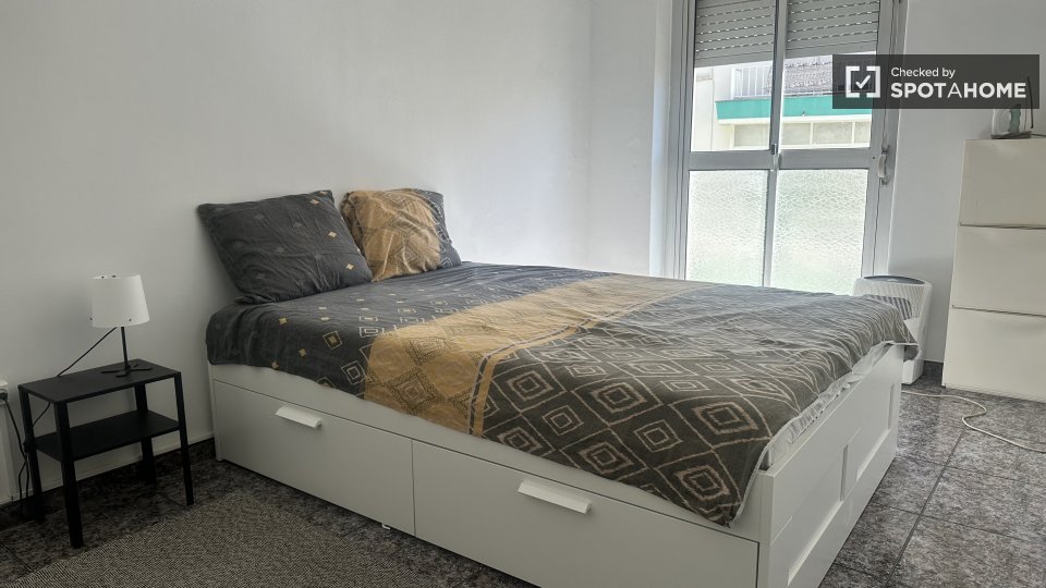 Double room Lisbon, 3 beds — photo 9