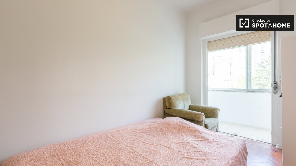 Double room Lisbon, 3 beds — photo 3