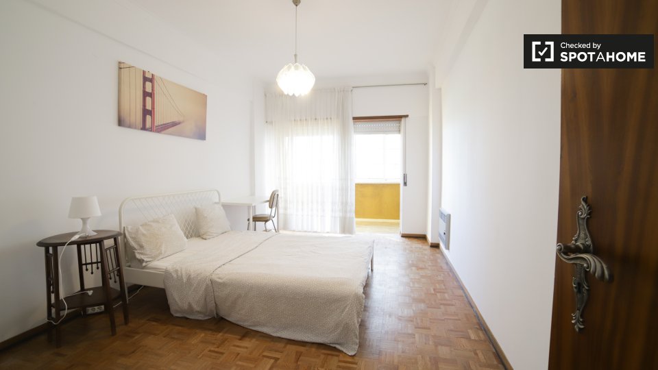 Double room Lisbon, 3 beds, 150m² — photo 2