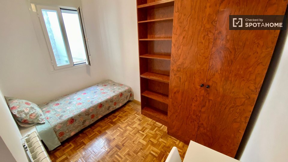 Double room Madrid, 5 beds, 120m² — photo 8