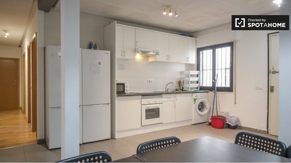 Double room Madrid, 7 beds, 160m² — photo 6