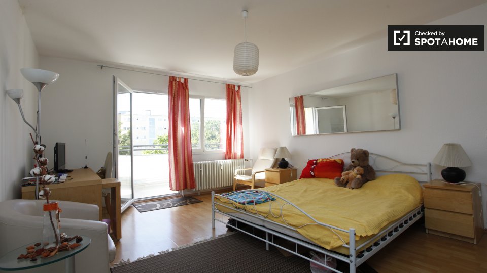 Spacious studio apartment for rent in Charlottenburg, Berlin (ref