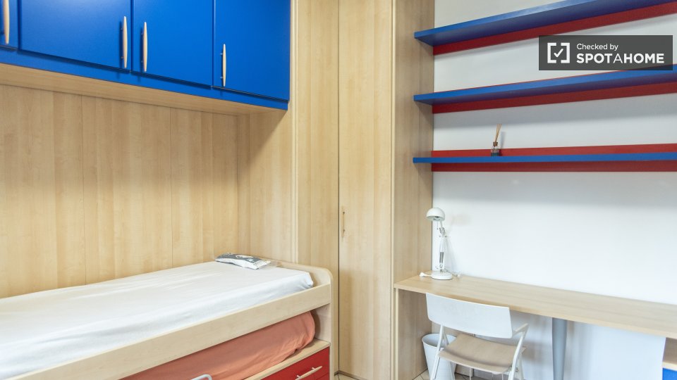 Stanza in appartamento condiviso con 6 camere da letto in affitto a Trieste, Roma. - a Roma