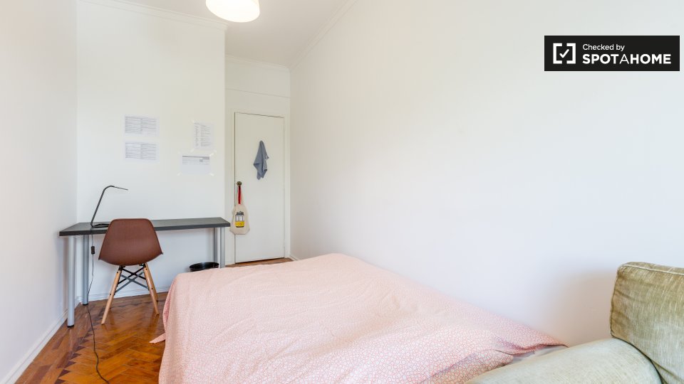 Double room Lisbon, 3 beds — photo 2