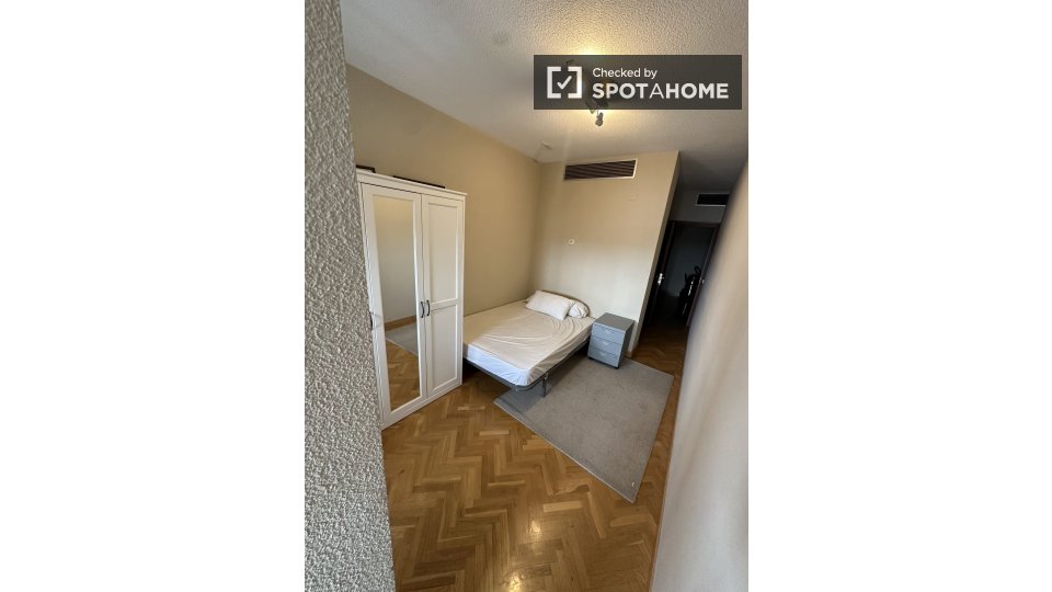 Double room Madrid, 5 beds — photo 15