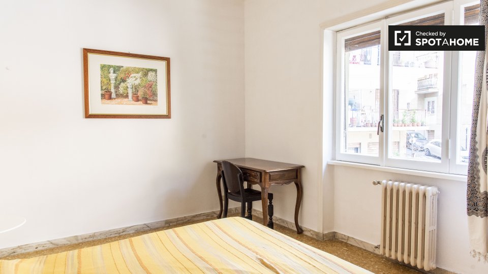 Accogliente camera in appartamento con 3 camere da letto ad Aurelio, Roma