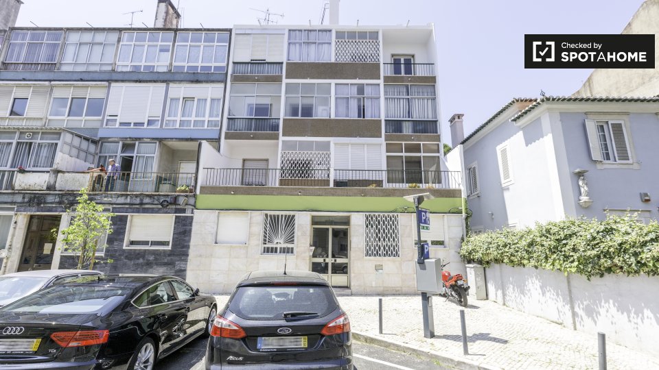 Double room Lisbon, 3 beds — photo 13