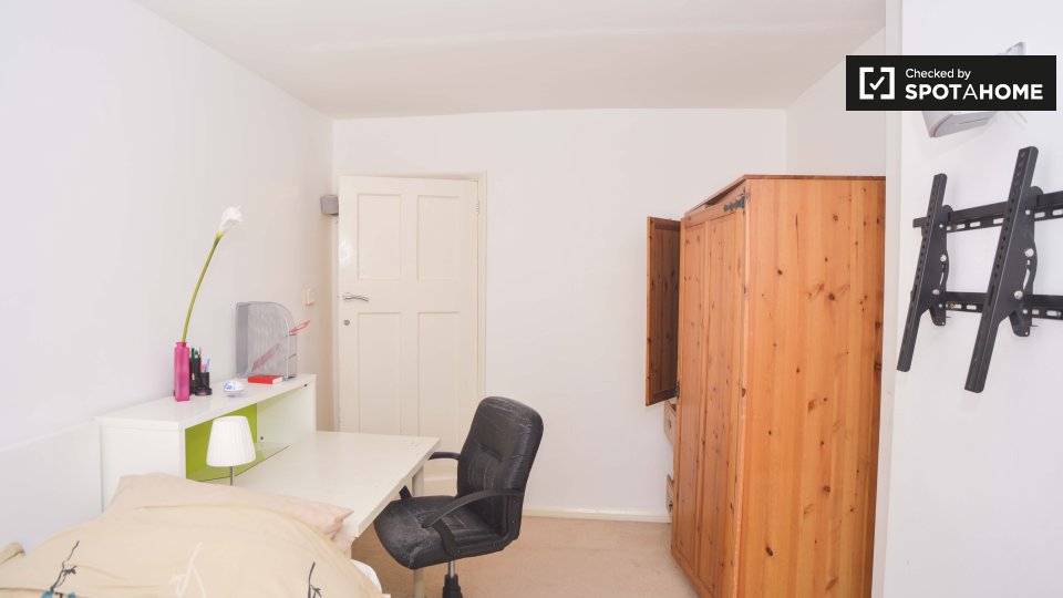 Double room London, 3 beds — photo 2