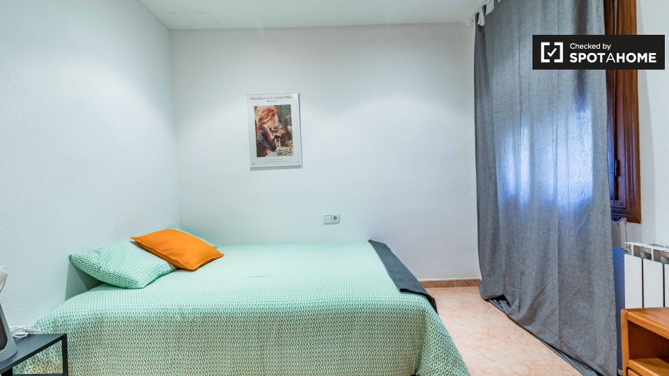 Double room Valencia, 5 beds, 120m² — photo 2