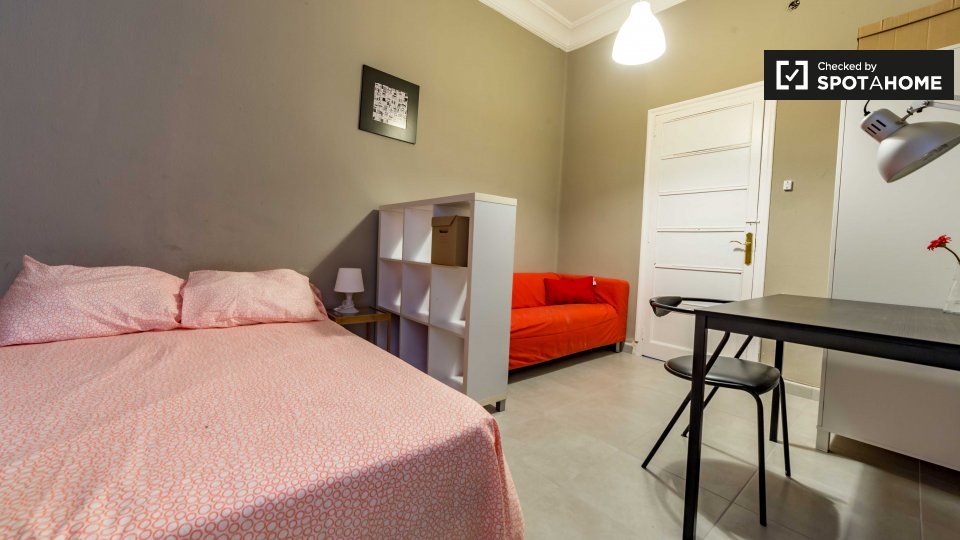 Double room Valencia, 5 beds, 130m² — photo 4