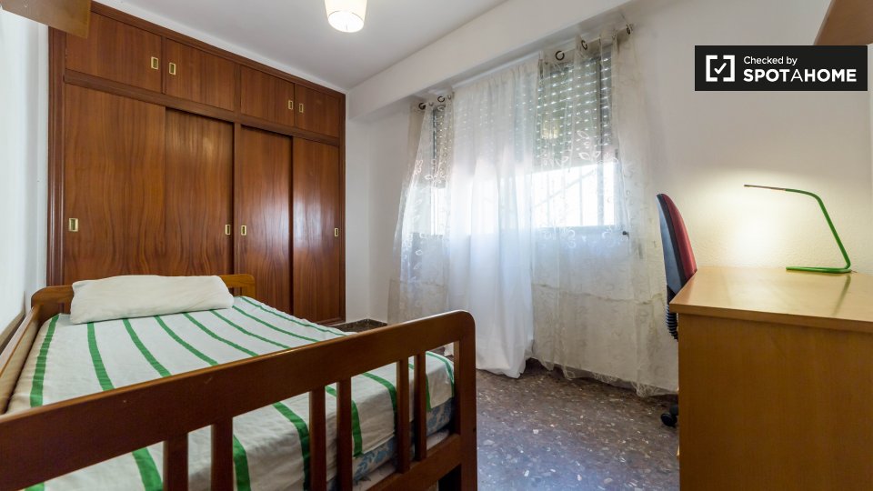 Double room Valencia, 5 beds, 120m² — photo 1