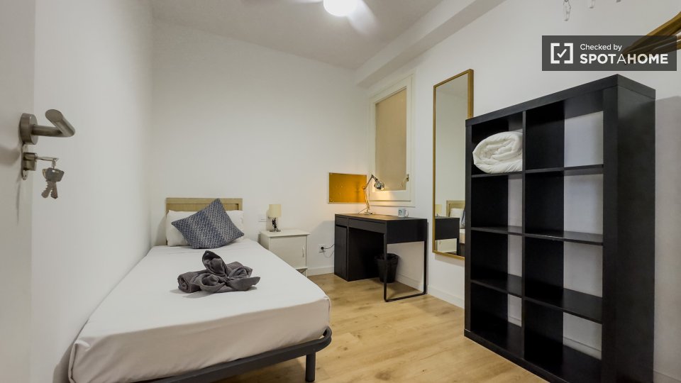 Double room Barcelona, 5 beds, 84m² — photo 18