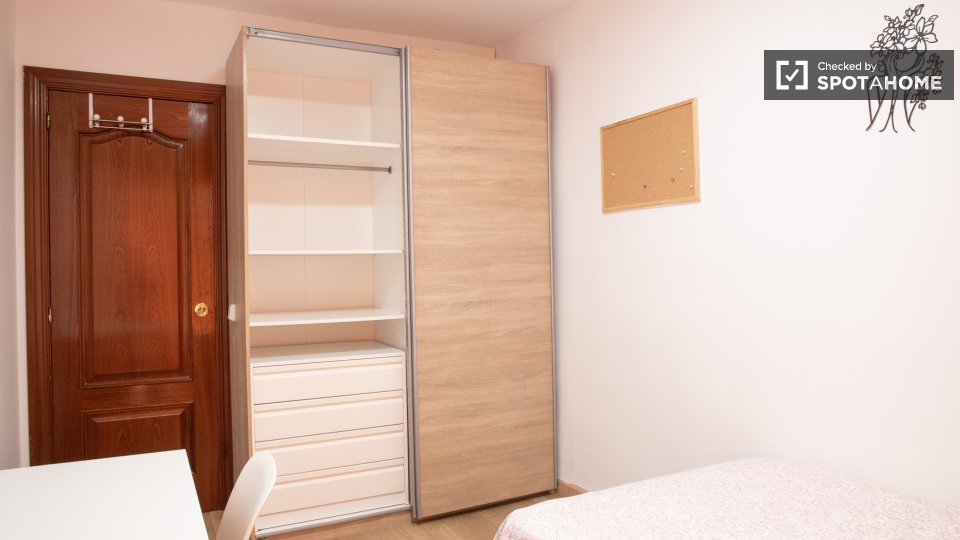 Double room Madrid, 5 beds, 120m² — photo 3