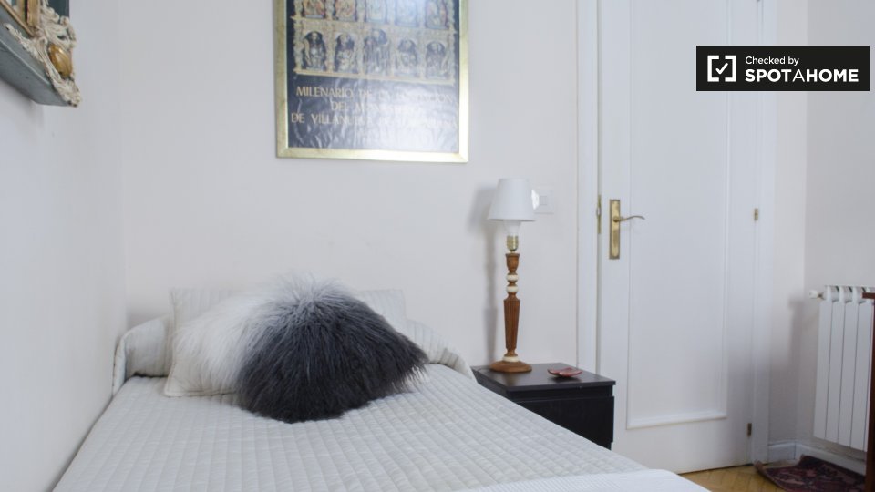 Double room Madrid, 3 beds, 100m² — photo 3