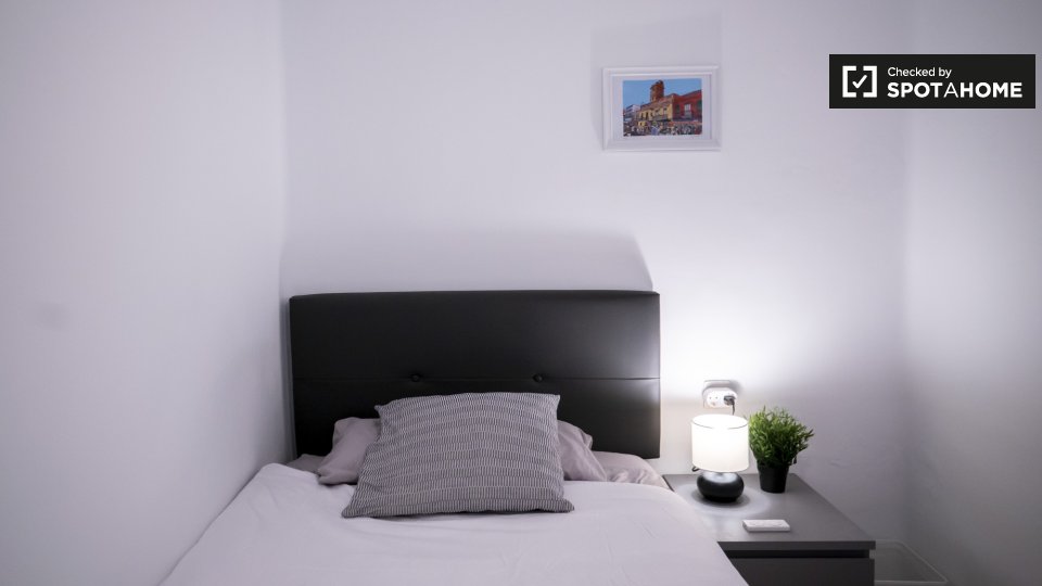 Double room Valencia, 3 beds, 80m² — photo 13
