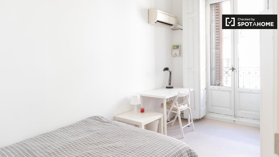 Double room Madrid, 13 beds, 220m² — photo 1