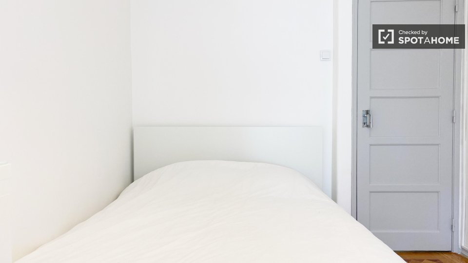 Double room Lisbon, 3 beds, 70m² — photo 18