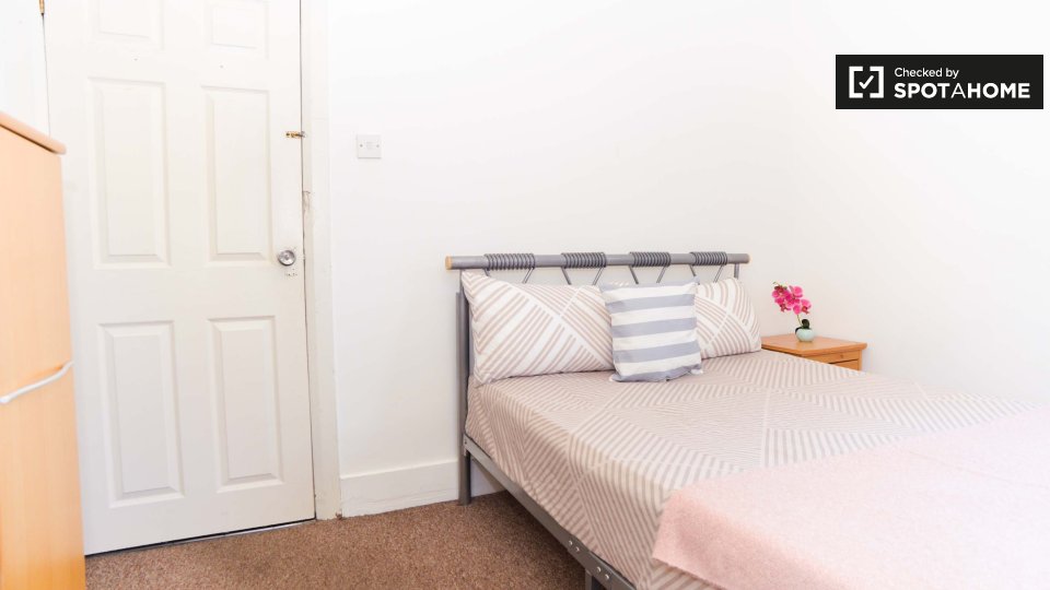 Room for rent in 5bedroom apartment in Plaistow, London (ref 666167