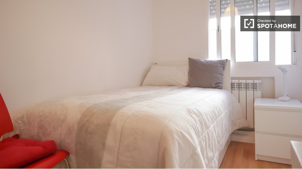 Double room Madrid, 3 beds — photo 9