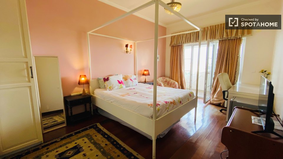 Double room Lisbon, 3 beds — photo 19
