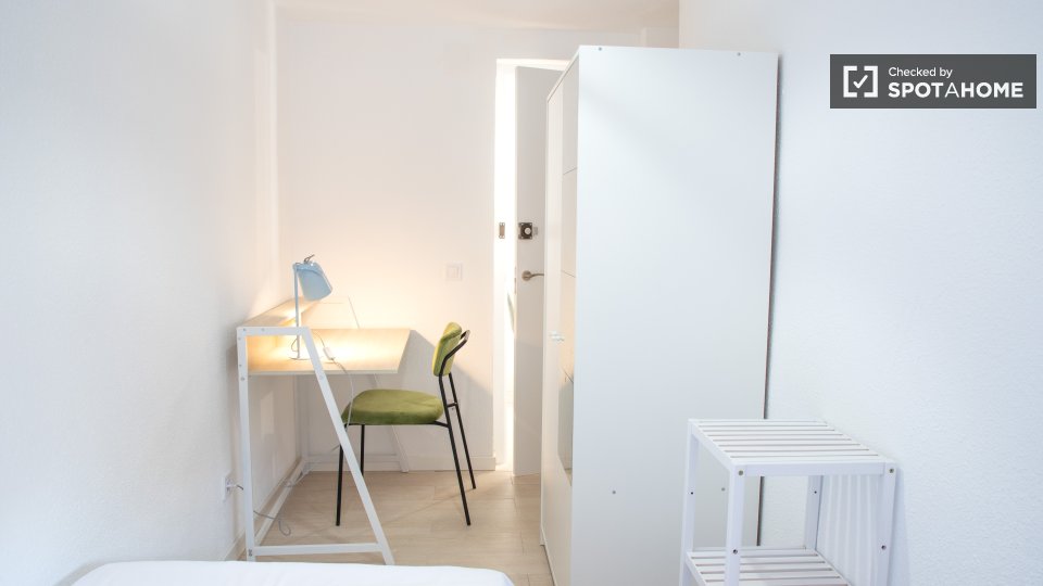 Double room Madrid, 3 beds, 56m² — photo 18