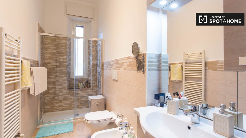 Double room Milan, 2 beds — photo 18