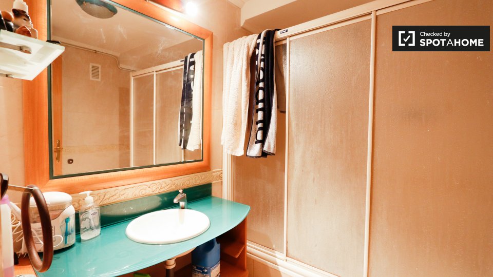 Double room Madrid, 5 beds, 125m² — photo 9