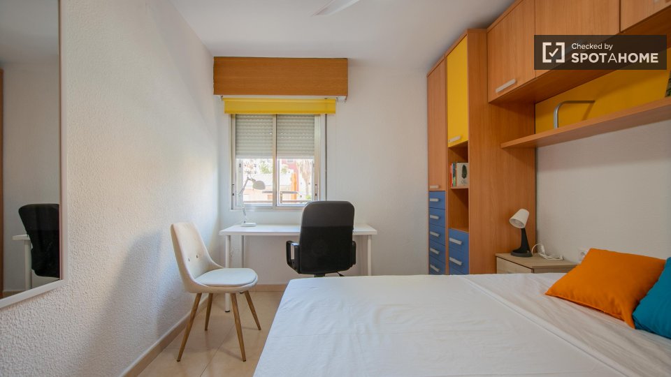 Se alquila habitación en piso de 5 habitaciones en Albors, Valencia