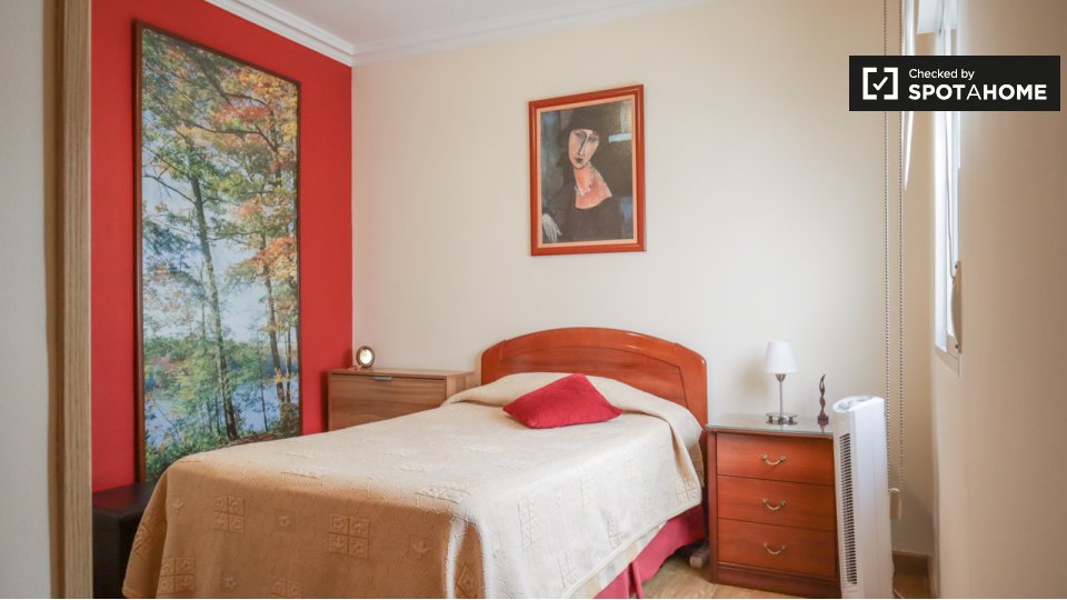 Double room Madrid, 3 beds — photo 1