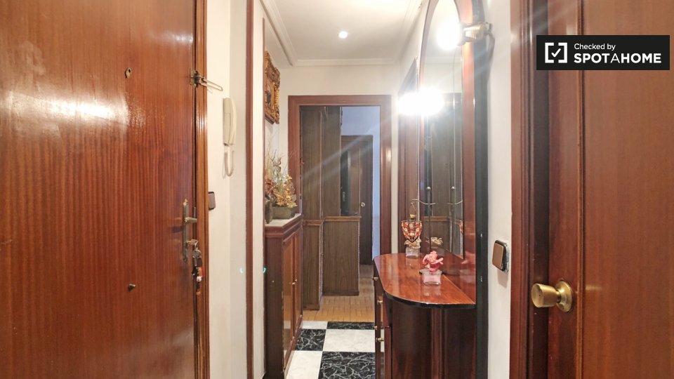 Double room Madrid, 2 beds, 75m² — photo 19