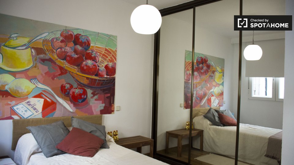 Double room Madrid, 5 beds, 150m² — photo 3