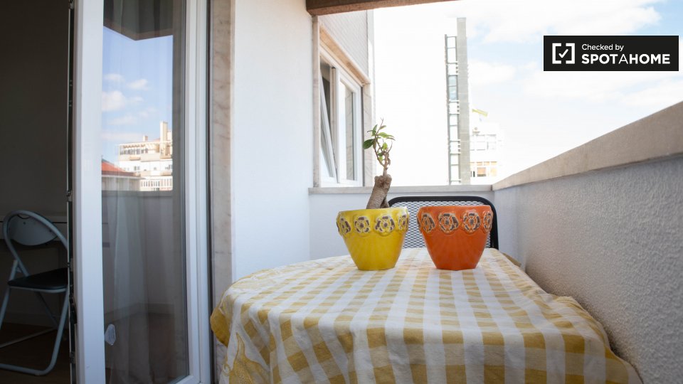 Double room Lisbon, 3 beds, 85m² — photo 6
