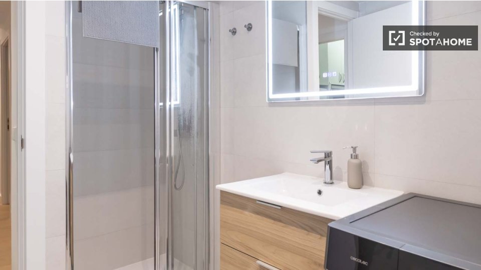 Double room Madrid, 3 beds, 50m² — photo 17