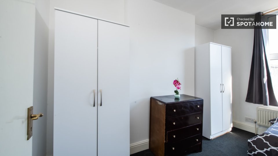 Double room London, 3 beds — photo 4