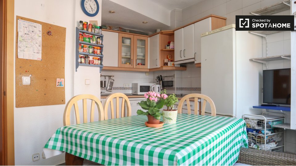 Double room Madrid, 3 beds, 79m² — photo 8