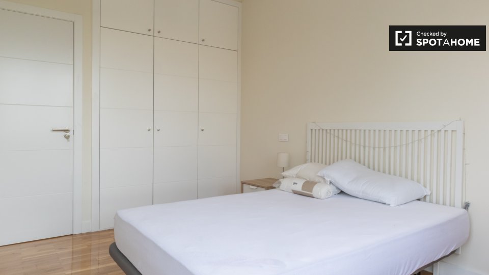 Double room Madrid, 5 beds, 200m² — photo 3