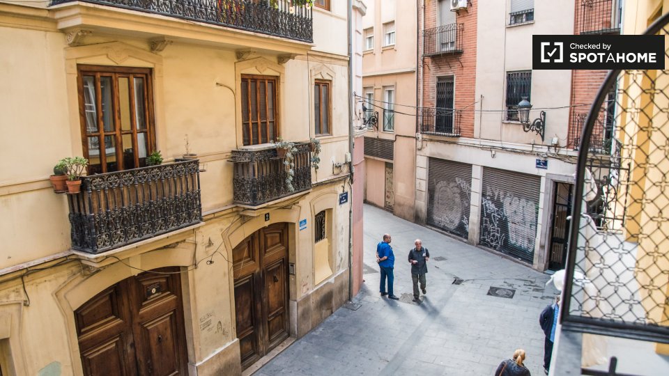 Double room Valencia, 2 beds, 68m² — photo 18