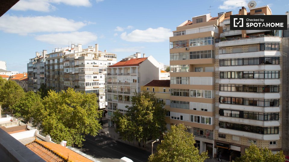 Double room Lisbon, 3 beds, 85m² — photo 9