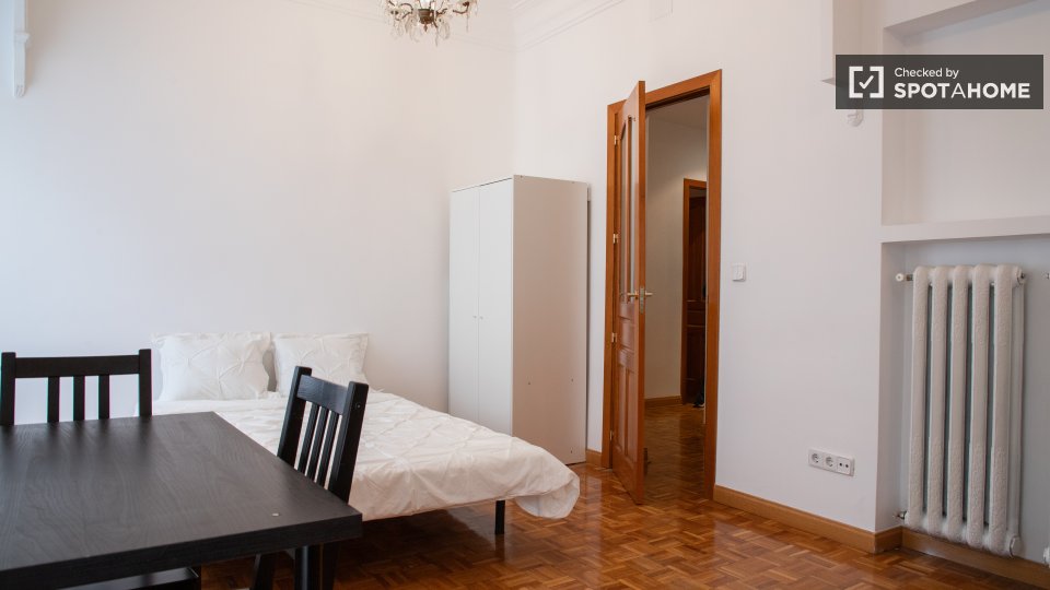 Double room Madrid, 5 beds, 120m² — photo 12