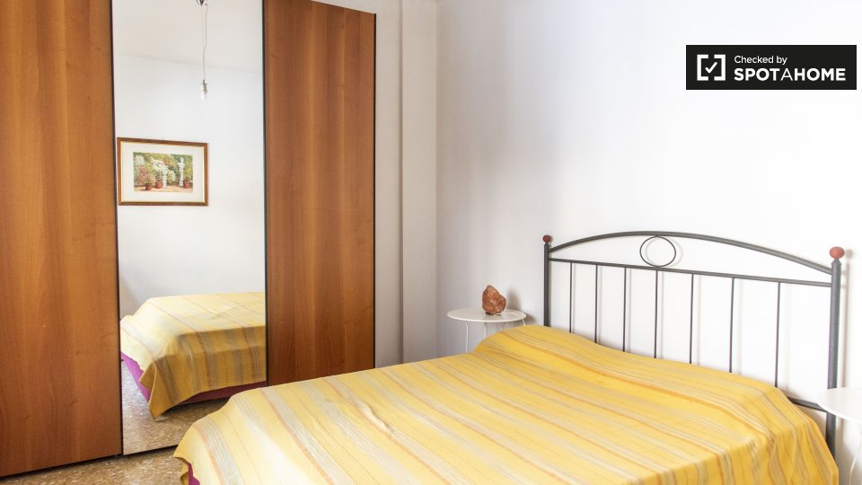 Accogliente camera in appartamento con 3 camere da letto ad Aurelio, Roma