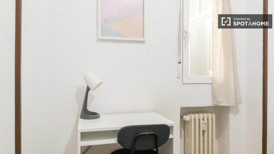 Double room Madrid, 6 beds, 116m² — photo 2