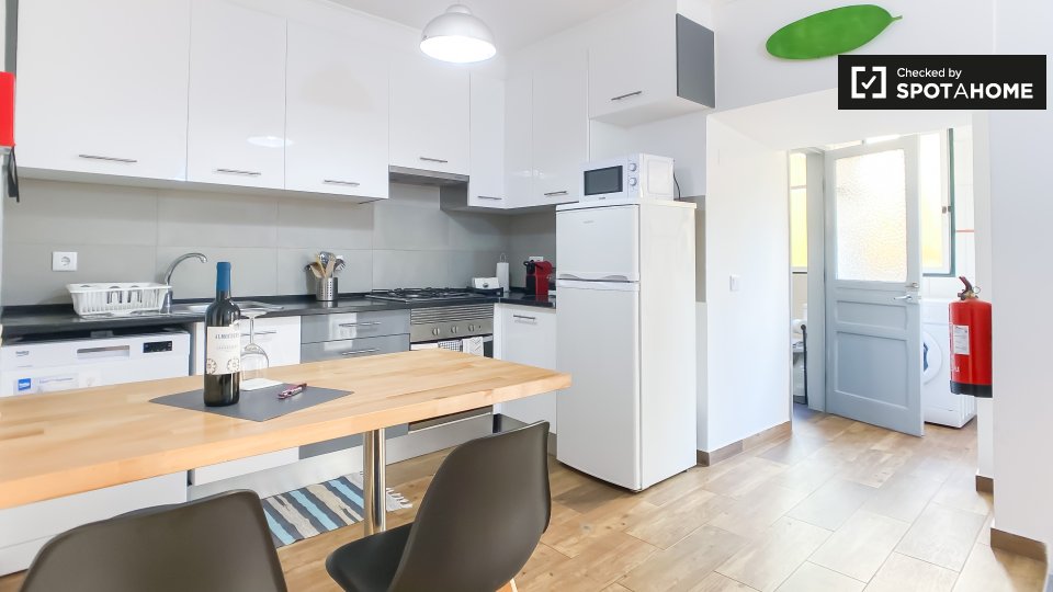 Apartment Lisbon, 3 beds, 90m² — photo 11